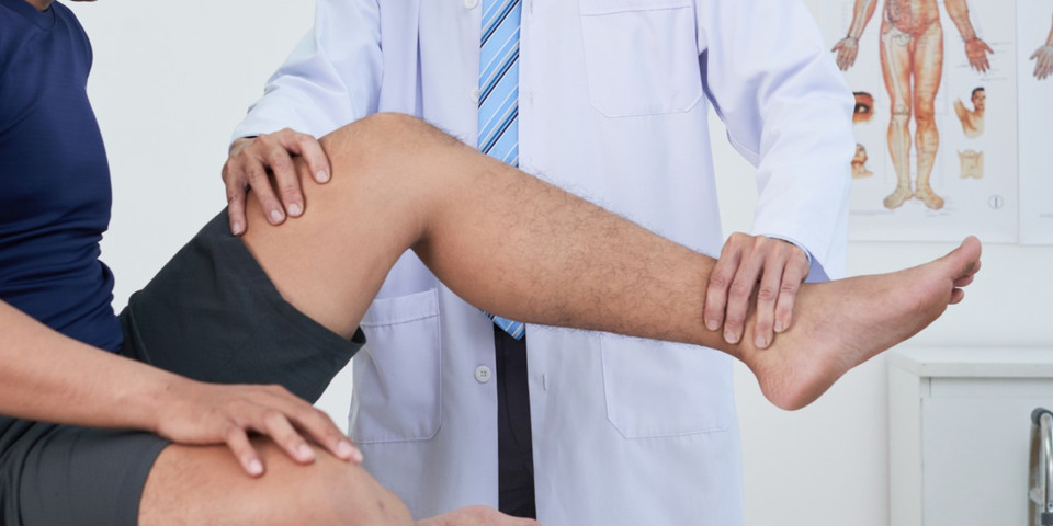 Doctor pains. Врач осматривает колено. Травматология коленного сустава. Доктор осматривает колено.